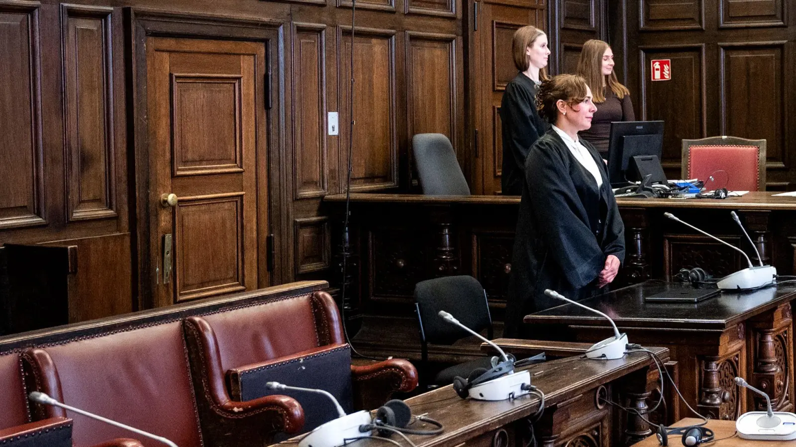 Die Verteidigerin steht zunächst ohne ihre Mandantin im Gerichtsaal, weil die wahrscheinlich psychisch kranke Beschuldigte erst hereingeführt wird, nachdem die Fotografen gegangen sind.  (Foto: Daniel Bockwoldt/dpa)