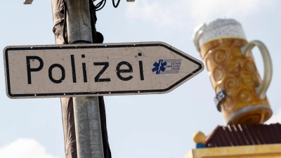 Die Polizei nahm den Sicherheitsmitarbeiter vorläufig fest und brachte ihn zur Wiesnwache. (Symbolbild) (Foto: Peter Kneffel/dpa)