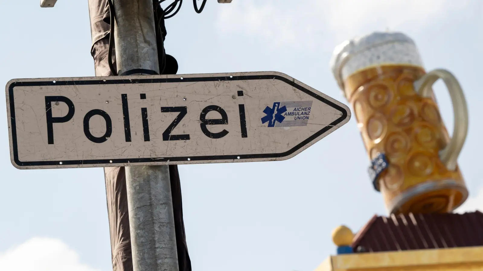 Die Polizei nahm den Sicherheitsmitarbeiter vorläufig fest und brachte ihn zur Wiesnwache. (Symbolbild) (Foto: Peter Kneffel/dpa)