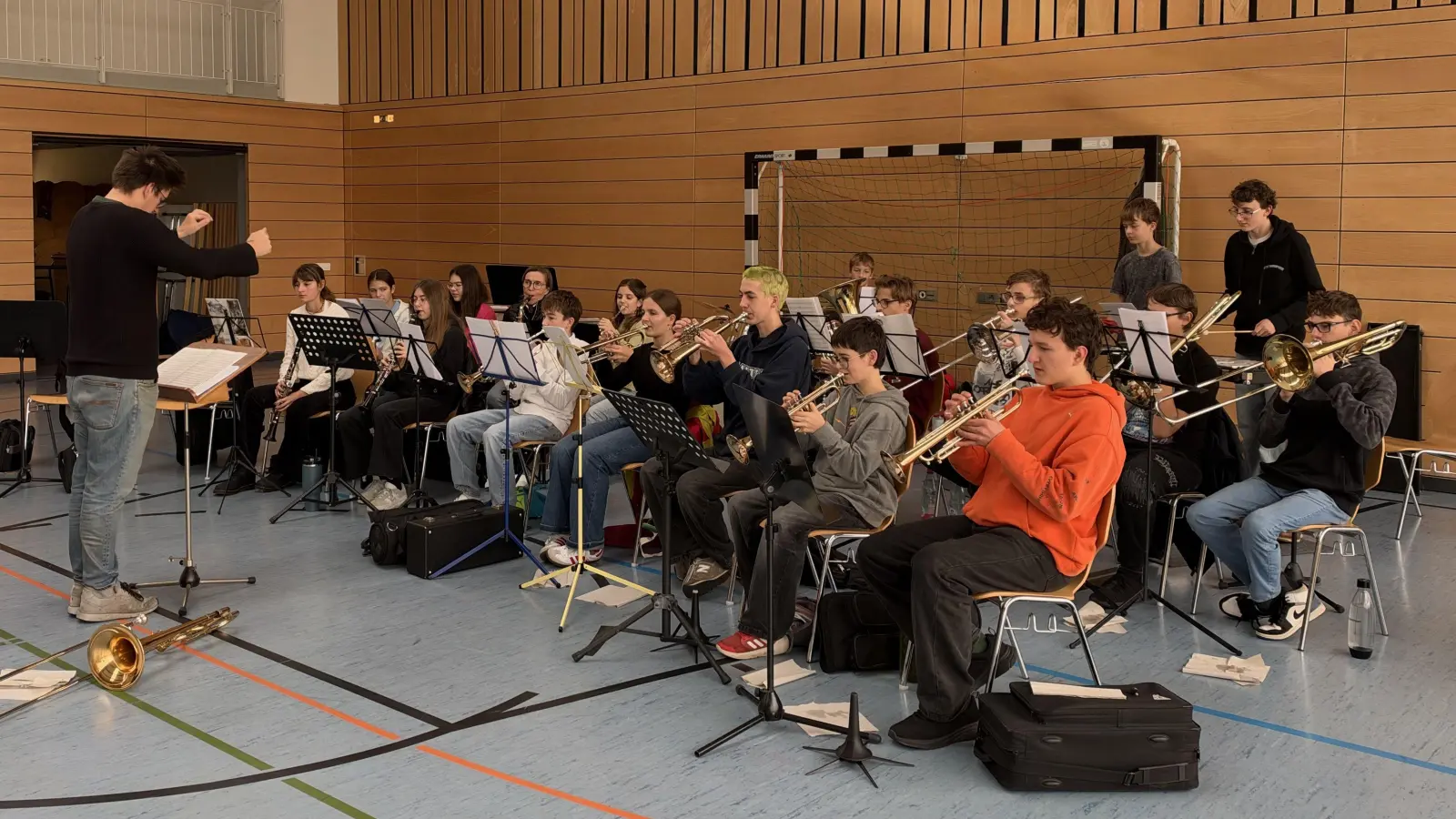 Nicht nur individuell, sondern auch in der Gruppe wie hier bei der kürzlich stattgefundenen ersten Probe des „Projektorchesters JBO Aischgrund“, dirigiert von Jonathan Knoch, kann man in der Musikschule das Musizieren erlernen. (Foto: Wolfgang Schniske)