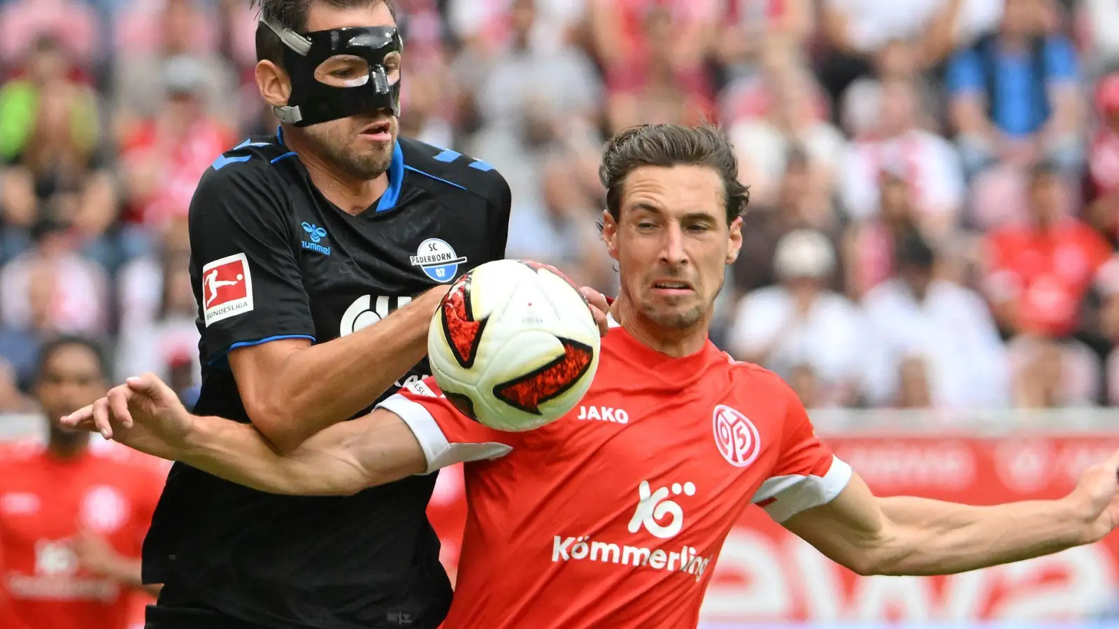 Paderborns Pieringer und Kohr von Mainz 05 lieferten sich ein umkämpftes Duell. (Foto: Torsten Silz/dpa)