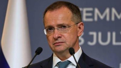 Der russische Chefunterhändler Wladimir Medinski vertritt die Vorgaben des Kremls. (Foto: Emrah Gurel/AP/dpa)