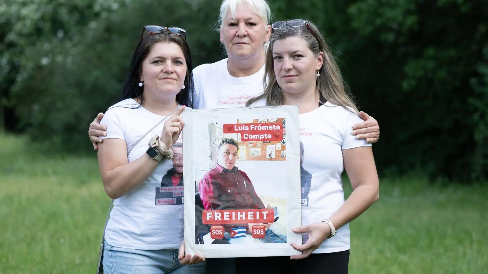 Die Töchter sowie die Ehefrau des inhaftierten Deutsch-Kubaners Luis  Frómeta Compte. (Foto: Sebastian Kahnert/dpa)