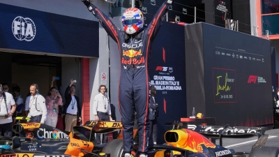 Sieg im 400. Rennen des Red-Bull-Teams: Max Verstappen setzt seine Imola-Erfolgsserie fort. (Foto: Antonio Calanni/AP/dpa)