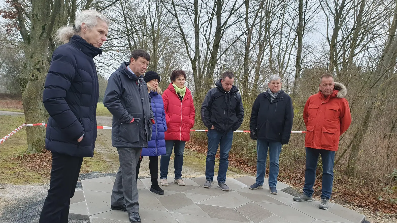 Birgit Grübler und Jürgen Heckel (von links) zeigten Vertretern des Bad Windsheimer Stadtrates die Varianten – hier Option eins. (Foto: Anna Franck)