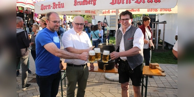 Bürgermeister Willi Albrecht (Mitte), alle Organisatoren und Bürger freuen sich schon auf die beliebte Weidenbacher Kirchweih. (Foto: Alexander Biernoth)
