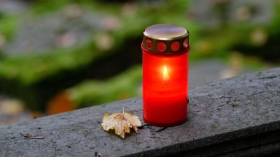 Die Beschäftigten der Nürnberger Friedhofsverwaltung sollen Grablichter mit offener Flamme unverzüglich und ausnahmslos entfernen. (Symbolbild) (Foto: Henning Kaiser/dpa)