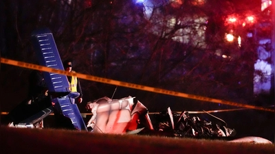 Rettungskräfte an der Unfallstelle entlang der Interstate 40. (Foto: George Walker IV/AP/dpa)