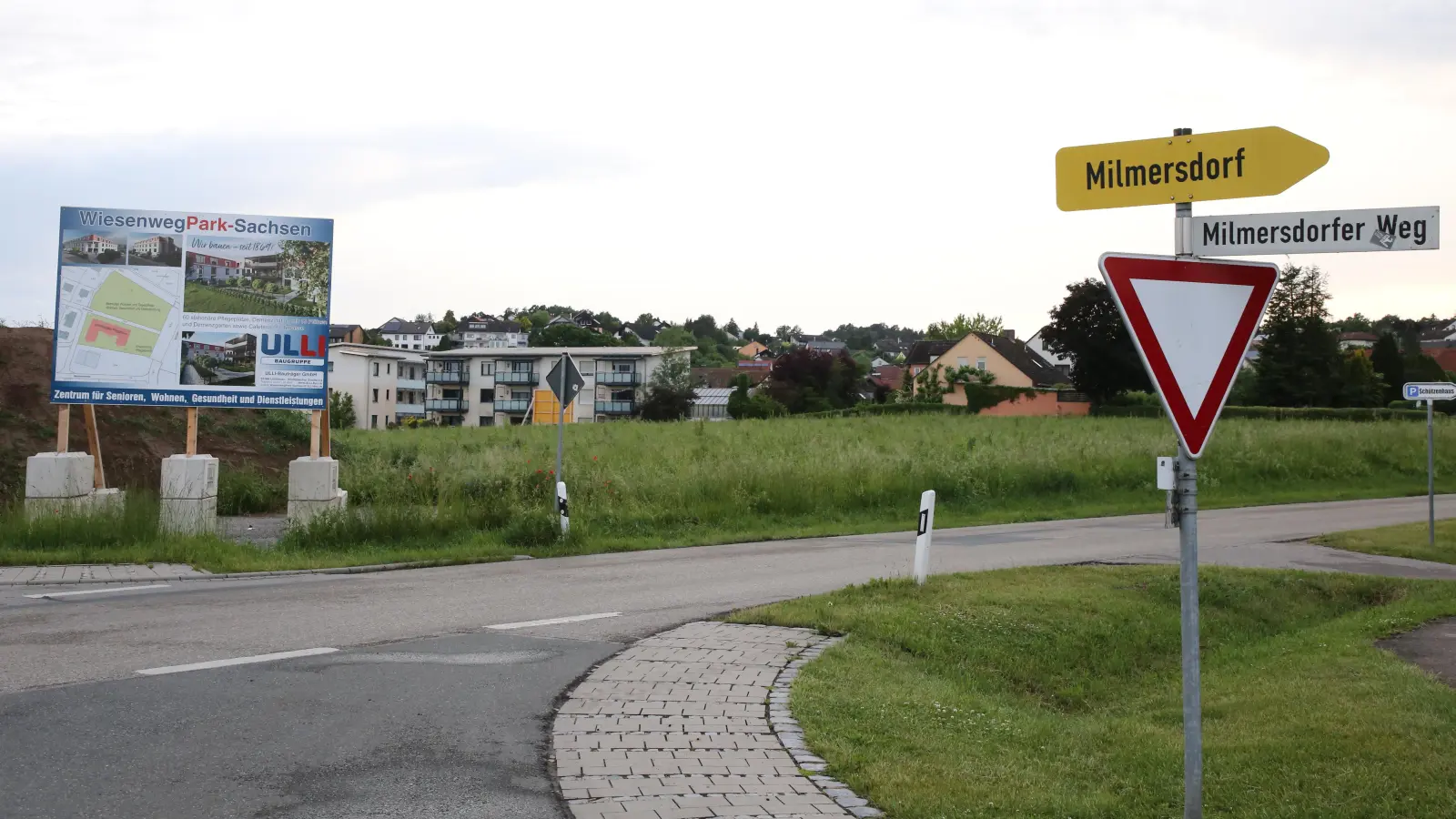Hier zu sehen ist der Bereich südlich der Volkersdorfer Straße, auf dem drei Baukörper mit drei Vollgeschossen entstehen sollen. (Archivbild: Alexander Biernoth)