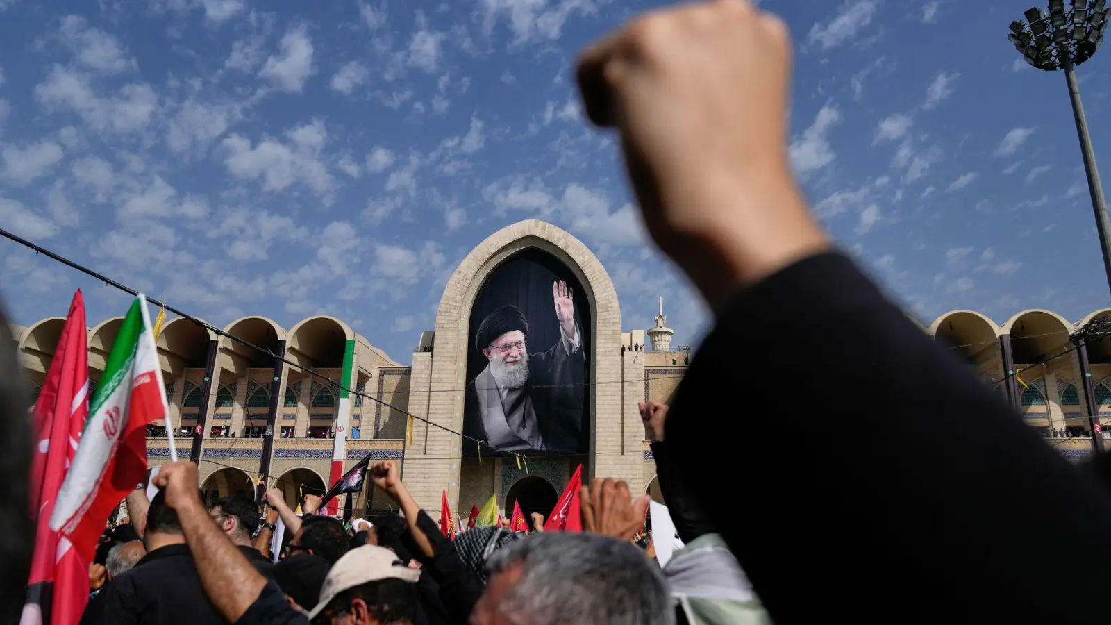 Für Chameneis Anhänger und die iranische Führung ist die Staatstrauer zugleich Abschied und Demonstration politischer Geschlossenheit. (Foto: Altaf Qadri/AP photo/dpa)