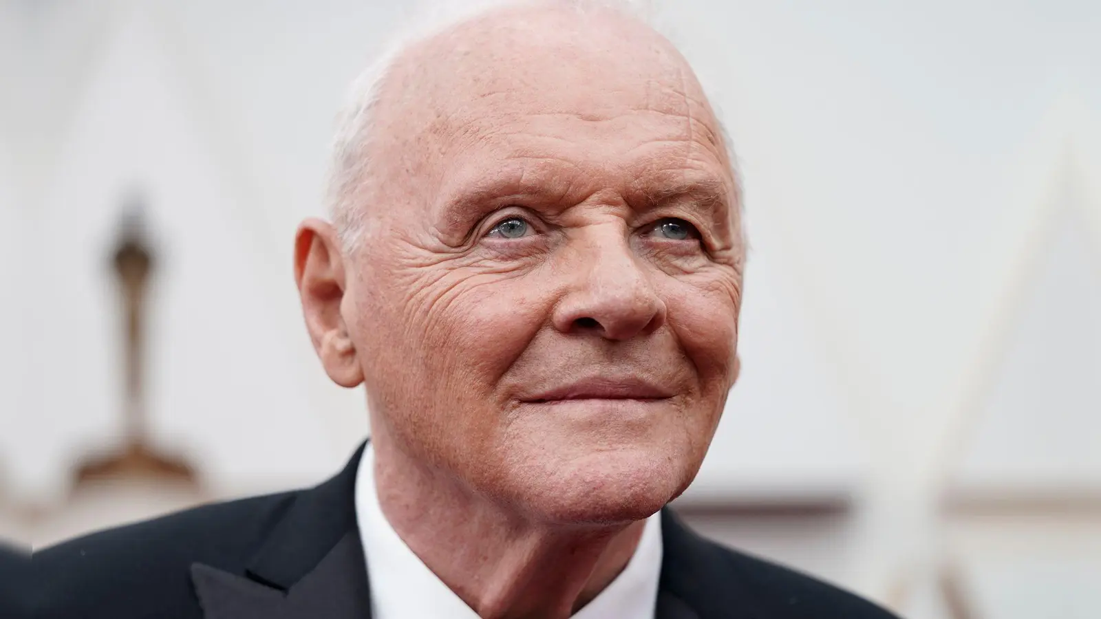 Anthony Hopkins schaute vor 50 Jahren das letzte Mal zu tief ins Glas und wäre danach fast gestorben. (Archivbild) (Foto: Jae C. Hong/Invision/AP/dpa)
