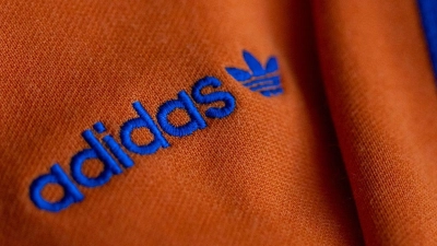 Nike darf in Deutschland eine bestimmte Sporthose wegen großer Ähnlichkeit mit dem Drei-Streifen-Design von Adidas nicht mehr anbieten. (Foto: Daniel Karmann/dpa)