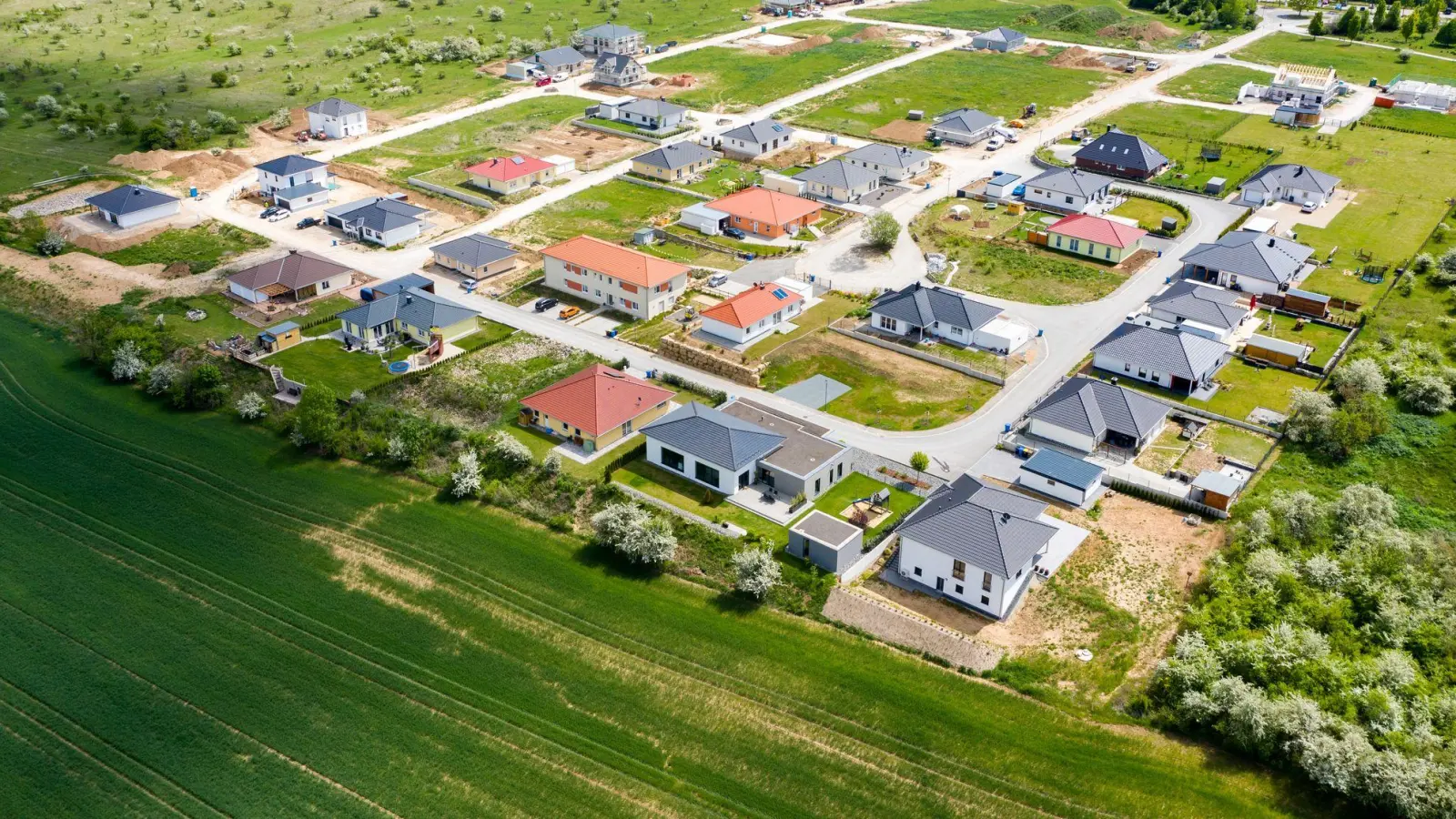 Immobilie erworben? Dann fällt für Käuferinnen und Käufer in der Regel auch Grunderwerbsteuer an. (Foto: Jan Woitas/dpa/dpa-tmn)