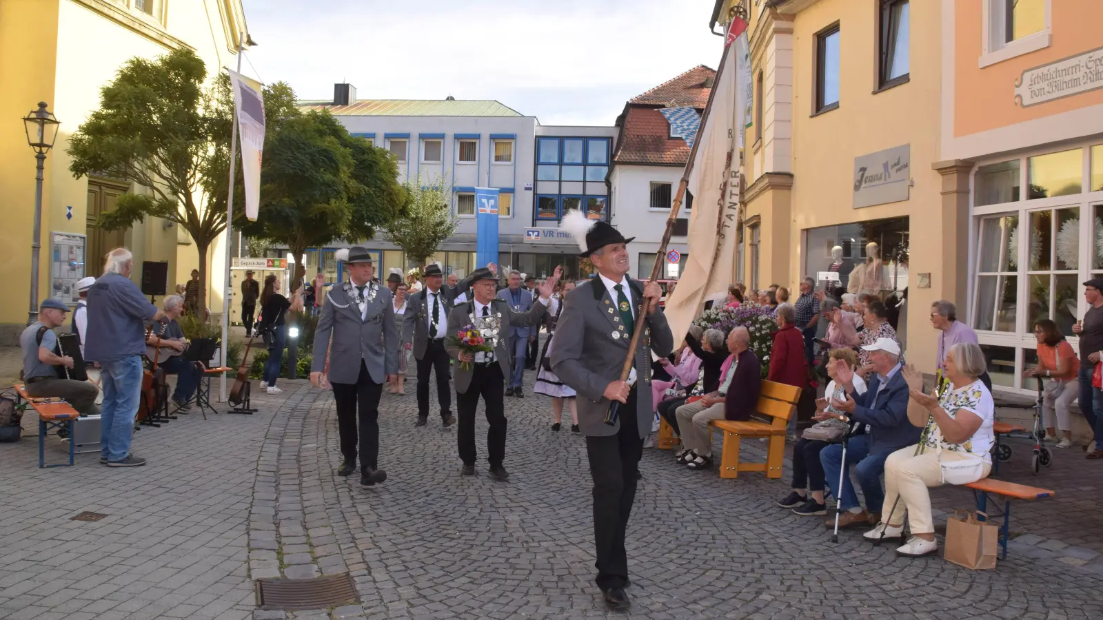 Die Schützen ziehen am Sonntag durch Uffenheim.  (Foto: Gerhard Krämer)