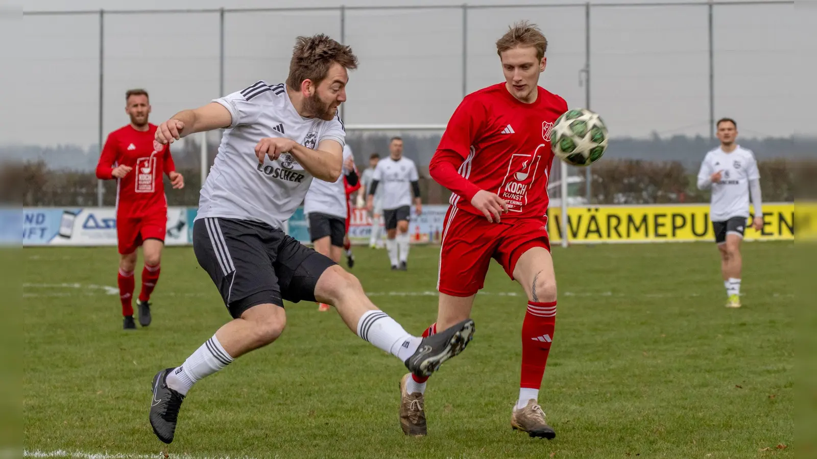Ohne Tore endete das Derby zwischen dem VfB Schillingsfürst (links Jannis Roll) und Dombühl (rechts Jan Teutscher). (Foto: Markus Zahn)