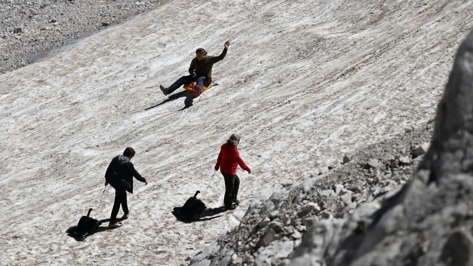 Rodeln an der Zugspitze soll bequemer werden. (Archivbild)   (Foto: Angelika Warmuth/dpa)