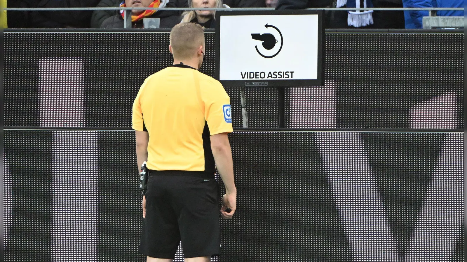 Schiedsrichter Timo Gansloweit prüft eine Entscheidung am Bildschirm. (Archivbild)  (Foto: Uli Deck/dpa)