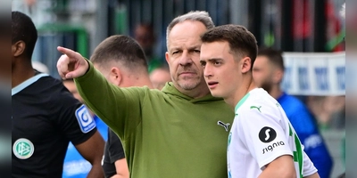 Der ehemalige Fürther Trainer Alexander Zorniger verschaffte Denis Pfaffenrot (rechts) die ersten Einsätze in der zweiten Liga. Hier beim Spiel in Braunschweig. (Foto: Melanie Zink)