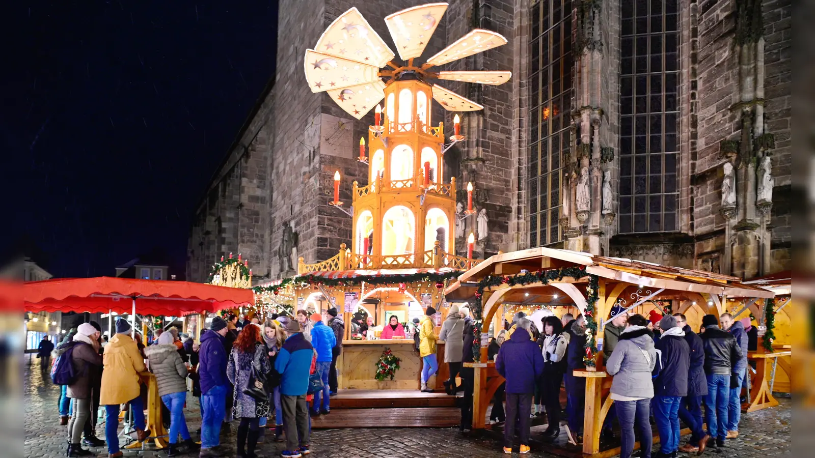 Klassiker am Ansbacher Weihnachtsmarkt ist die überdimensionale Weihnachtspyramide. (Foto: Jim Albright)