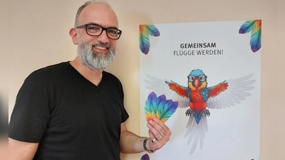 Federn sammeln heißt es bald für 2555 Grundschülerinnen und Grundschüler im Landkreis Neustadt/Aisch-Bad Windsheim. Thomas Schreiner freut sich auf die Aktion und hofft, dass sie Wirkung zeigen wird. (Foto: Katrin Merklein)
