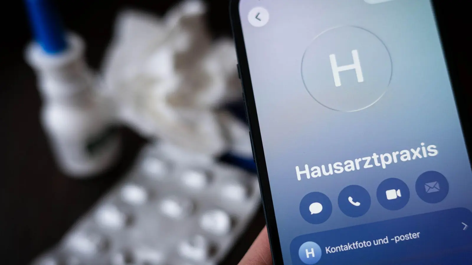 Der Hausarzt schreibt einen krank: Bei Arbeitsunfähigkeit zahlt der Arbeitgeber dann das volle Gehalt für einen Zeitraum von bis zu sechs Wochen weiter. (Foto: Sina Schuldt/dpa)