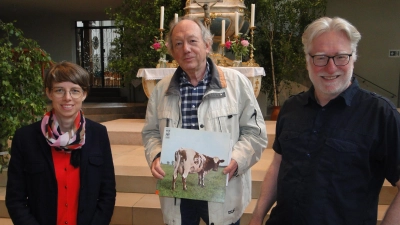 Hier in der Gumbertuskirche wollen Nadja Wilhelm, Richard Illig und Carl Friedrich Meyer (von links) gemeinsam mit vielen Musikern und Sängern die „Atom Heart Mother“-Suite von Pink Floyd aufführen. (Foto: Winfrid Vennemann)