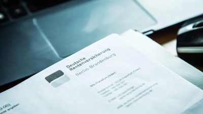 Der Rentenbescheid zeigt zum Beispiel auf, wie sich der hochgerechnete Rentenanspruch im Zuge der jährlichen Rentenanpassung entwickeln könnte. (Foto: Christin Klose/dpa-tmn)