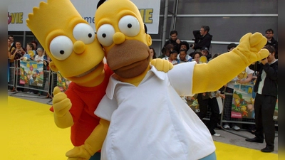 Als Homer und Bart Simpson verkleidete Schauspieler kommen 2007 in London zur Premiere des ersten Films „Die Simpsons“. (Archivbild) (Foto: Daniel Deme/epa/dpa)