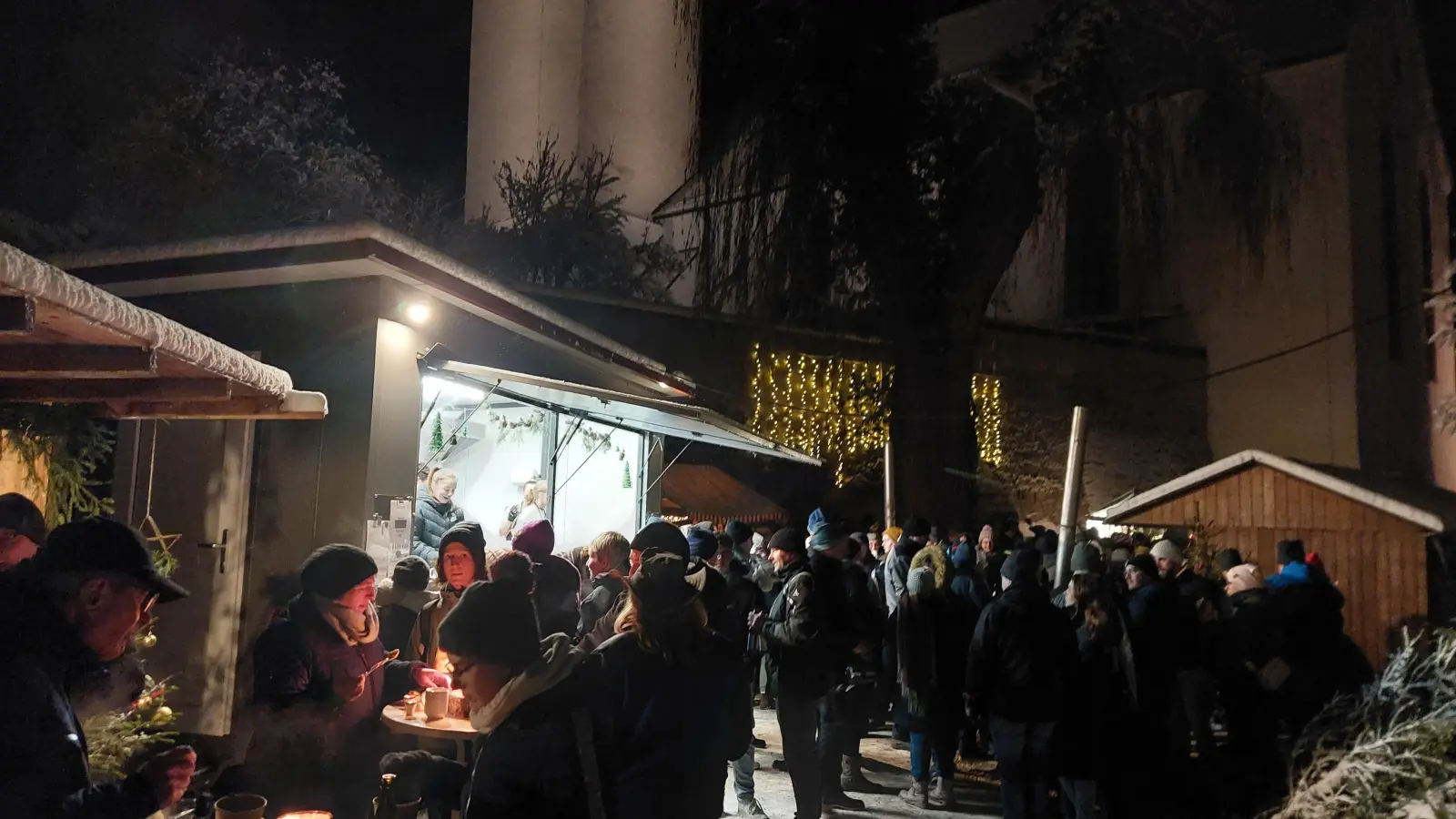 Erstmals fand der Weihnachtsmarkt der Weiltinger Vereine und Organisationen im Schlossgraben statt. (Foto: Jürgen Eisen)