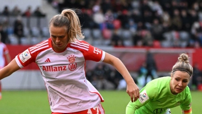 Bayerns Klara Bühl (l) kämpft mit Wolfsburgs Svenja Huth um den Ball. Bayern und Wolfsburg spielen in Dresden um den Supercup. (Foto: Angelika Warmuth/dpa)