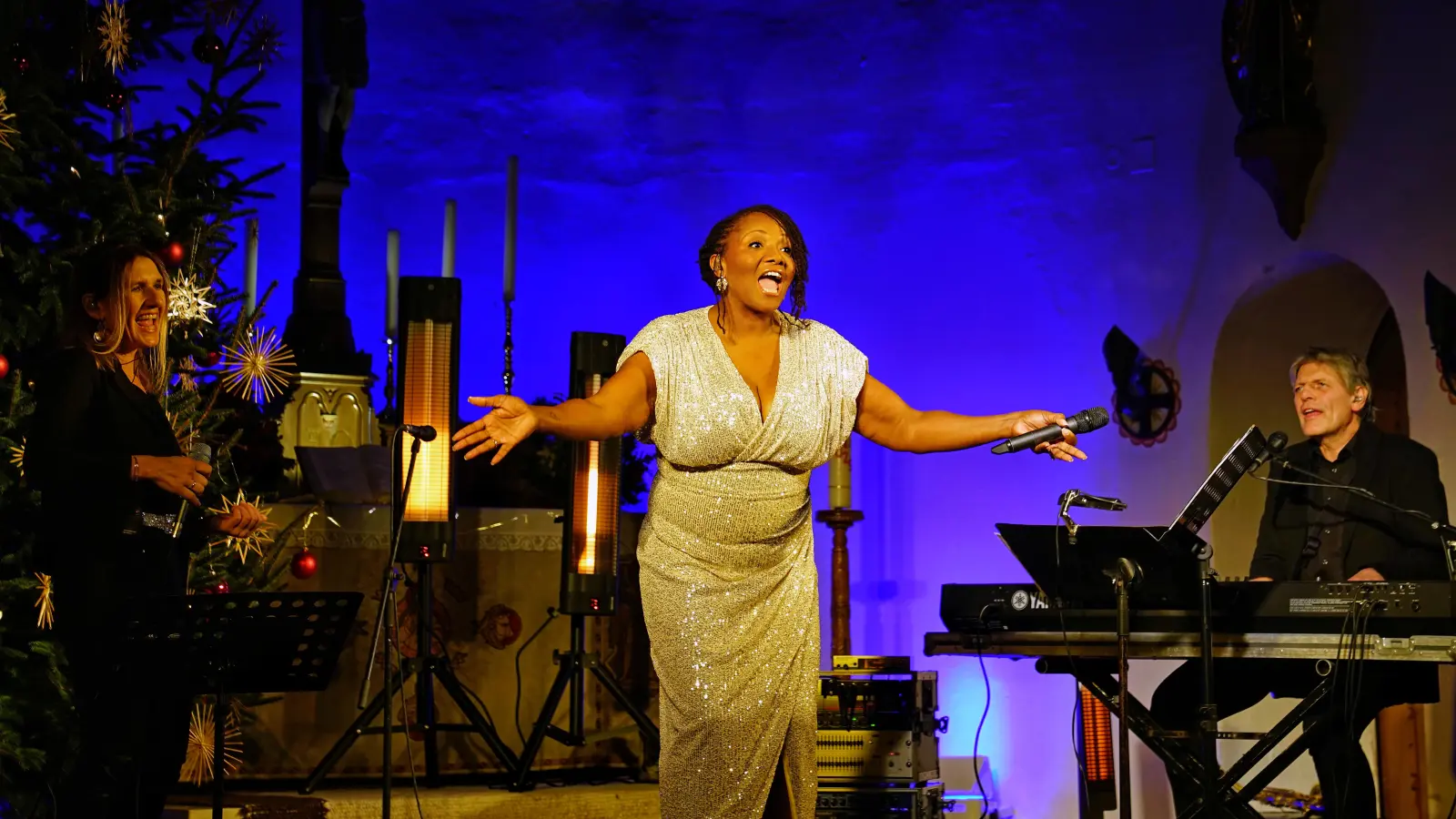 Machte auf ihrer Gospel-Weihnachtstour Station in Neuendettelsaus: Tracey Jane Campbell aus London. Mit dabei: Evie Sturm (Keyboard, Gesang, Übersetzung) und Andy Doncic (Saxophon, Klavier, Gesang). (Foto: Elke Walter)