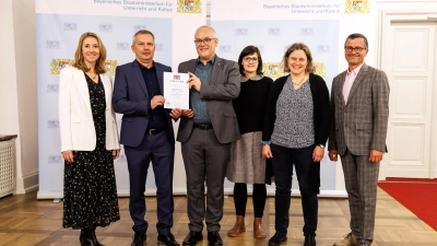 Freuen sich über das Engagement für Inklusion: Staatsministerin Anna Stolz, FOSBOS-Schulleiter Gernot Helmreich, Beauftragter für Inklusion Christoph Göppner, Fachberaterin Inklusion Silke Goth, Lehrkraft an der Robert-Limpert-Schule Meike Erbguth-Feldner, Mitarbeiter an der MB-Dienststelle für die Berufliche Oberschule in Nordbayern Martin Jacobshagen. (Foto: Matthias Balk/Kultusministerium)