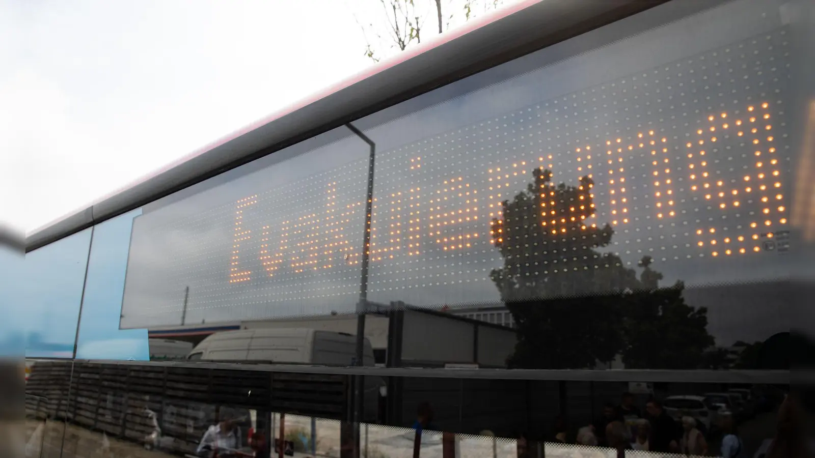 Etwa eineinhalb Stunden dauerte es, bis die Fliegerbombe aus dem Zweiten Weltkrieg entschärft war. (Symbolbild) (Foto: Daniel Karmann/dpa)