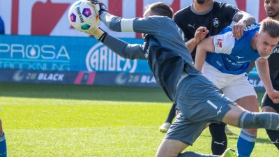 Rostocks Torhüter Markus Kolke hält einen Ball. (Foto: Jens Büttner/dpa)