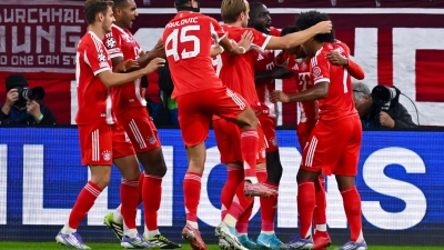 Eine Münchner Jubeltraube um Harry Kane (M), ein gewohntes Bild zum Saisonstart.  (Foto: Sven Hoppe/dpa)