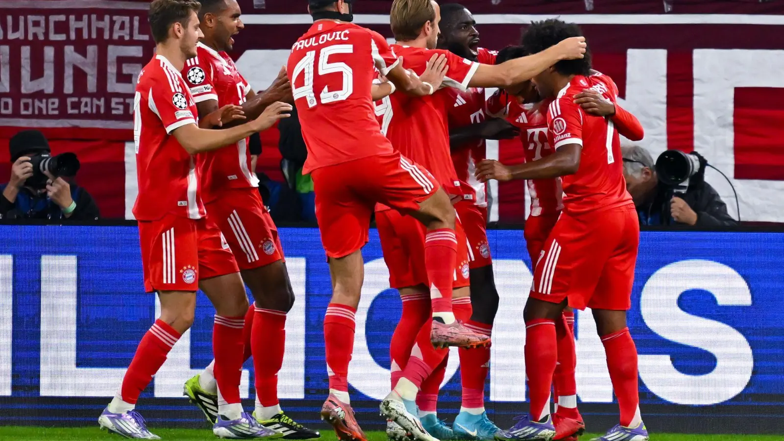 Eine Münchner Jubeltraube um Harry Kane (M), ein gewohntes Bild zum Saisonstart.  (Foto: Sven Hoppe/dpa)