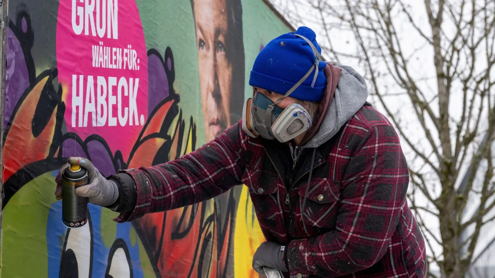 Im Auftrag der Grünen gestaltet der Künstler Bernd Imminger beschädigte Wahlplakate neu. (Foto: Stefan Puchner/dpa)