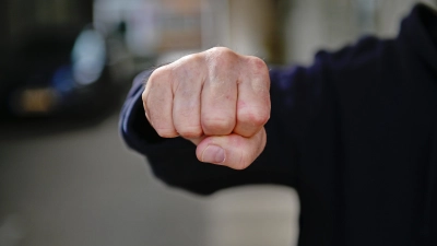 Mit der Faust wollte ein Bauarbeiter einen Autofahrer belehren, der in Dentlein eine Straßensperre missachtete. (Symbolbild: Anna Beigel)