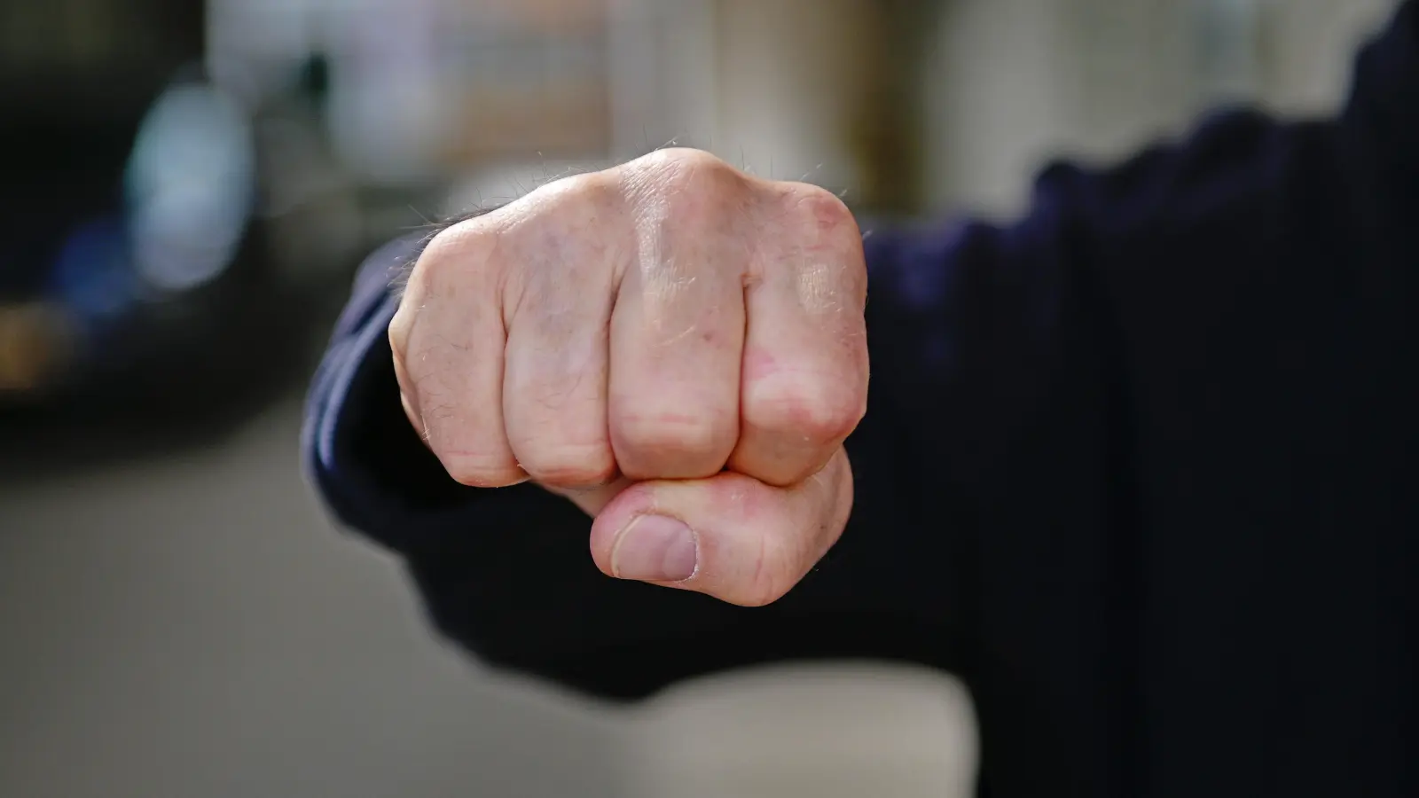 Mit der Faust schlug in der Nacht zum Sonntag ei 34-Jähriger in Burgbernheim zu. (Symbolbild: Anna Beigel)