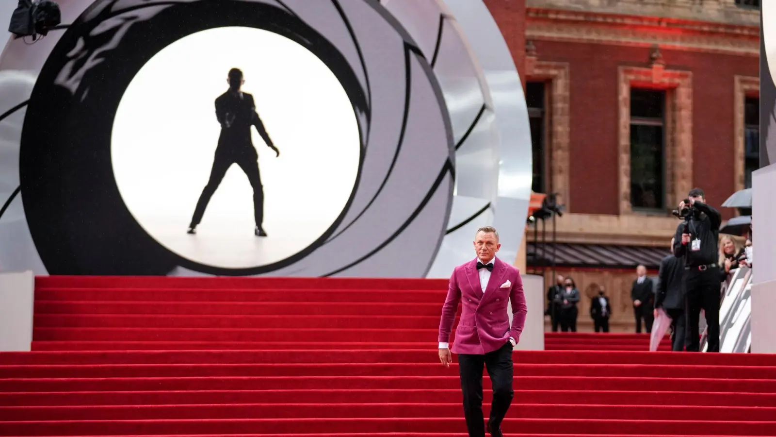 Daniel Craig bei der Weltpremiere von «Keine Zeit zu sterben» in London. (Foto: Matt Dunham/AP/dpa)