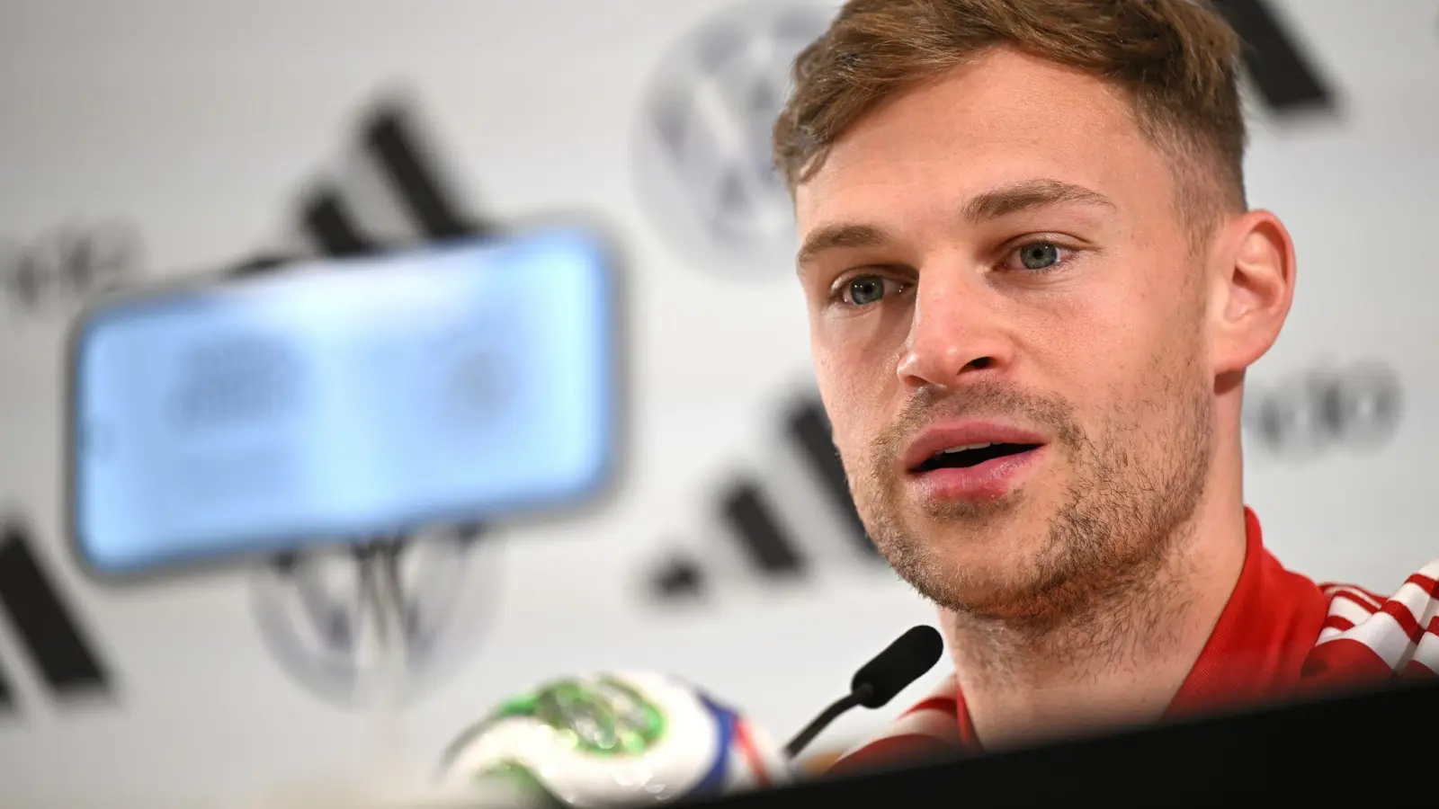 DFB-Kapitän Kimmich spricht bei der DFB-Pressekonferenz.  (Foto: Federico Gambarini/dpa)