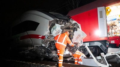 Der ICE stieß an einem Bahnübergang im Süden Hamburgs gegen einen Lastwagen. (Foto: Daniel Bockwoldt/dpa/Daniel Bockwoldt)