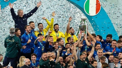 Italiens Spieler feiern nach dem Spiel mit dem Pokal die Europameisterschaft. (Foto: Christian Charisius/dpa)