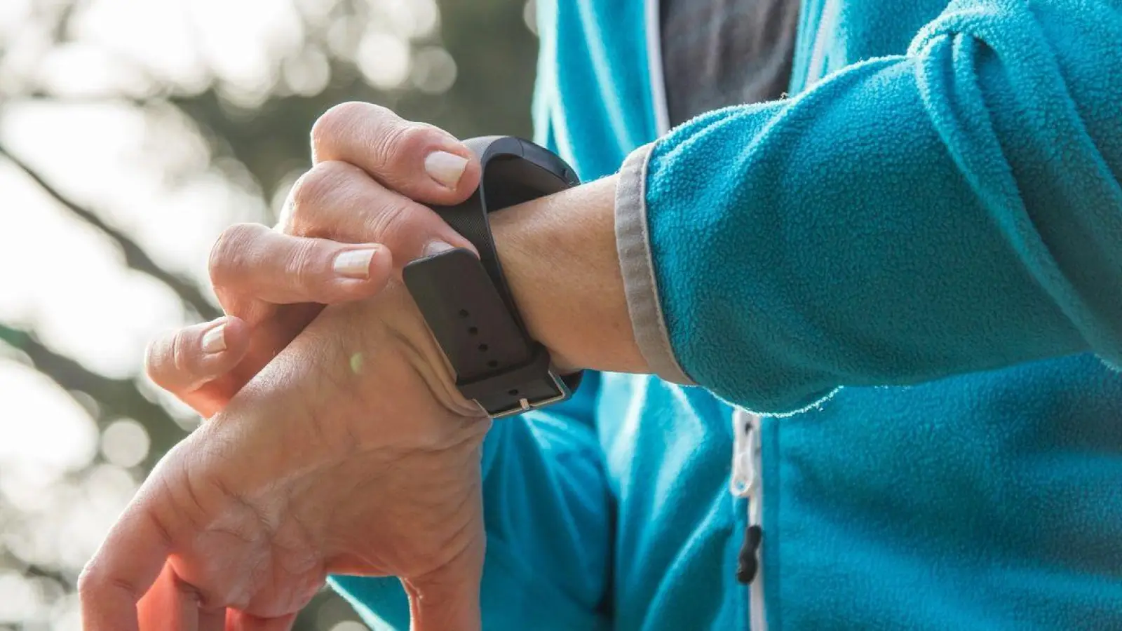 Für viele beim Sport nicht mehr wegzudenken: Smartwatches und Fitness-Tracker. Insgesamt 27 hat die Stiftung Warentest miteinander verglichen. (Foto: Christin Klose/dpa-tmn/dpa)