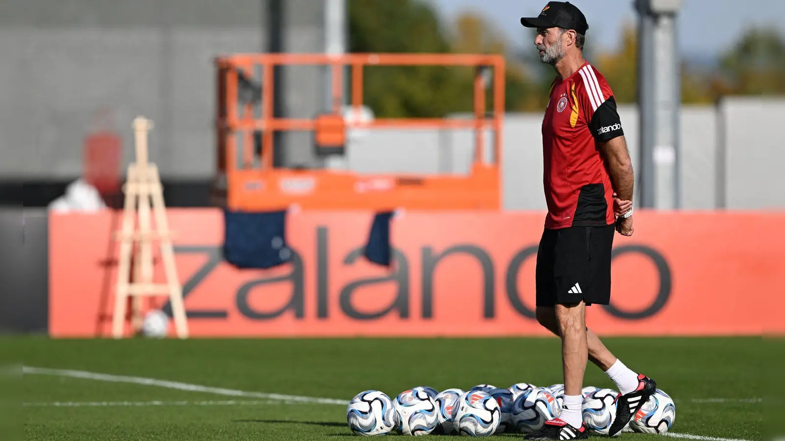 Jürgen Klopp schaut beim Training der Nationalmannschaft genau hin.  (Foto: Federico Gambarini/dpa)