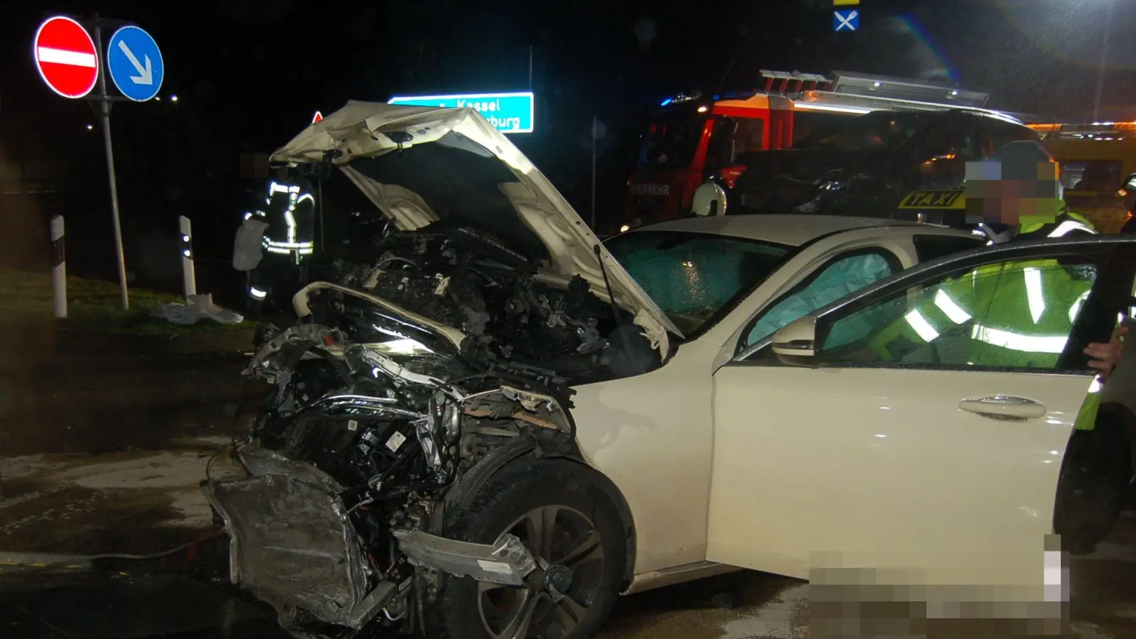 Ein Taxi kollidierte am Donnerstagabend an der Autobahnauffahrt bei Gollhofen frontal mit einem anderen Auto.  (Foto: Christa Frühwald)