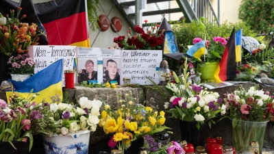 Neben dem Einkaufszentrum an dem am 27.04.2024 zwei Männer aus der Ukraine getötet worden sind, wurden Blumen niedergelegt. (Foto: Lukas Barth/dpa)