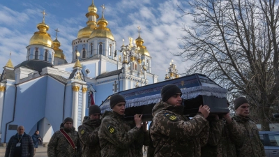 Soldatenbegräbnisse sind für die Ukraine bitterer Alltag geworden. (Archivbild) (Foto: Efrem Lukatsky/AP/dpa)