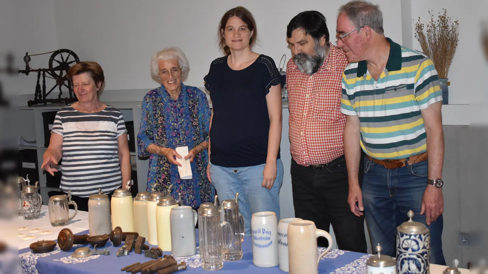 Etliche Trinkgefäße aus vergangenen Zeiten wurden im Fränkischen Museum in Feuchtwangen (von links) von Herta Schöllmann, Helga Deininger, Dr. Uta Karrer, Peter Schlecht und Wolfgang Kern begutachtet. Die Arbeitsgemeinschaft für Heimatgeschichte will die ehemalige Wirtshauskultur in Feuchtwangen in einer Dokumentation aufarbeiten. (Foto: Erich Herrmann)