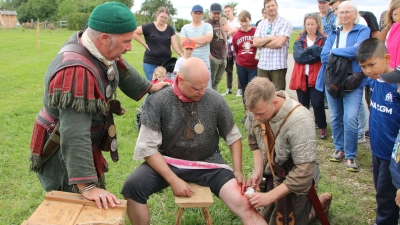 Mit viel Theaterblut wurde die Entfernung einer Pfeilspitze aus dem Bein eines Legionärs simuliert. (Foto: Martina Haas)